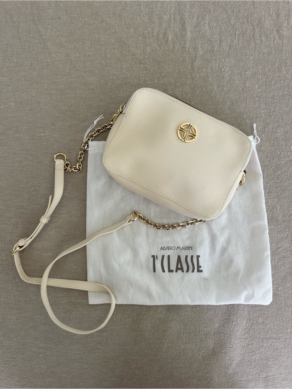Alviero Martini 1A Class Cream Leather Crossbody Bag with Gold-Tone Chain